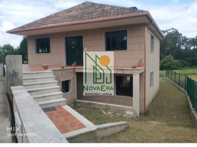 Casa en venta en Pontevedra, Mourente, con 4 dormitorios, 2 baños, plaza de garaje, trastero, balcón, terraza y terreno