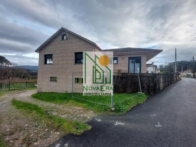 Casa en venta en Pontevedra, Mourente, con 4 dormitorios, 2 baños, plaza de garaje, trastero, balcón, terraza y terreno