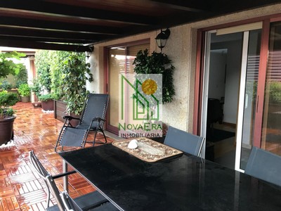 Piso en venta en Pontevedra, con 3 dormitorios, 2 baños, plaza de garaje, trastero, balcón y terraza