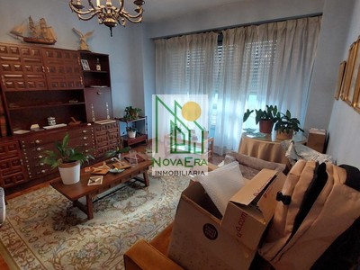 Piso en venta en Pontevedra, con 5 dormitorios, baño, aseo, trastero y balcón