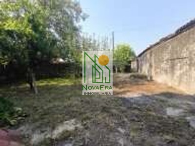 Casa en venta en Pontecaldelas, con 3 dormitorios, baño, 4 plazas de garaje, trastero, balcón y terreno