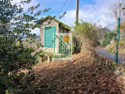 Casa en venta en Pontecaldelas, con 3 dormitorios, baño, trastero, balcón, terraza y terreno