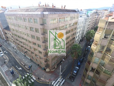 Piso en venta en Pontevedra, con 4 dormitorios, 2 baños y plaza de garaje