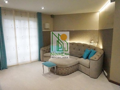 Apartamento en venta en Pontevedra, con 2 dormitorios, baño, 2 plazas de garaje, trastero y balcón