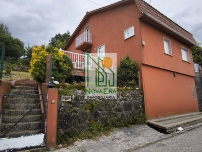 Casa en alquiler en A Lama, con 4 dormitorios, 2 baños, 3 plazas de garaje, trastero, balcón, terraza y terreno