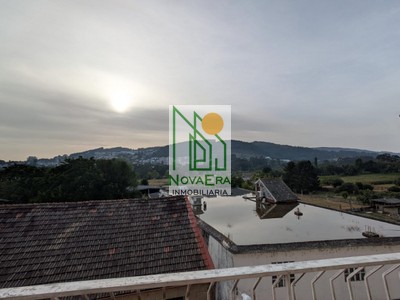 Piso en venta en Pontevedra, con 3 dormitorios, baño y balcón