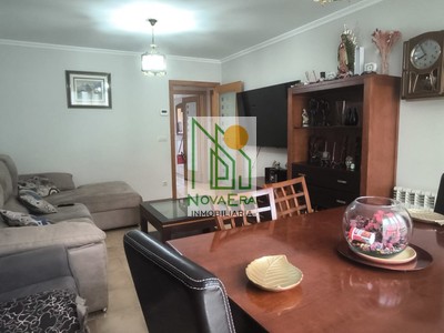 Piso en venta en Pontecaldelas, con 3 dormitorios, 2 baños, plaza de garaje y trastero