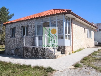 Casa en venta en A Lama, Barcia Do Seixo, con 3 dormitorios, baño, plaza de garaje, trastero, balcón, terraza y terreno