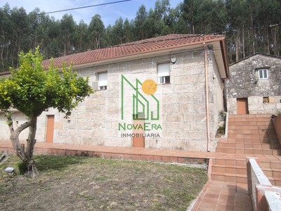 Casa en alquiler en Pontecaldelas, Rego Do Bargo, con 4 dormitorios, 2 baños, 2 plazas de garaje, trastero, balcón, terraza y terreno