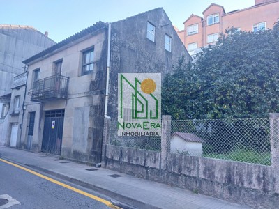 Casa en venta en Pontevedra, A Parda, con 3 dormitorios, baño, trastero, balcón y terreno