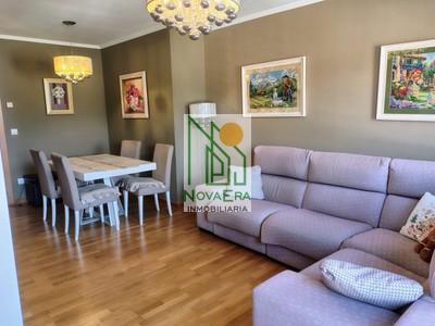 Piso en venta en Pontevedra, con 3 dormitorios, 2 baños, plaza de garaje, trastero y terraza