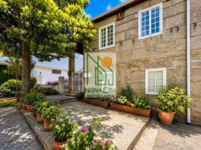 Casa en venta en Pontevedra, con 4 dormitorios, baño, plaza de garaje, trastero y balcón