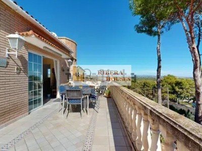 Chalet en venta en Picassent, con 5 dormitorios, 3 baños, plaza de garaje, trastero, balcón, terraza y terreno