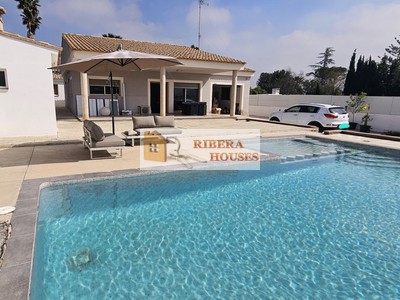 Chalet en venta en Montroy, con 4 dormitorios, 2 baños, aseo, plaza de garaje, trastero y terreno