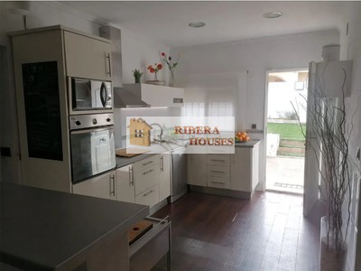 Chalet en venta en Montroy, con 3 dormitorios, baño, plaza de garaje, trastero, terraza y terreno