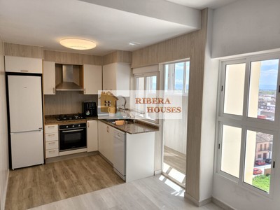 Piso en venta en Alginet, con 3 dormitorios, baño, aseo, plaza de garaje y terraza