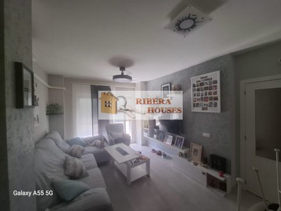 Piso en venta en Alginet, con 2 dormitorios, baño, plaza de garaje, trastero y 2 balcones