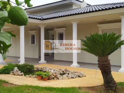 Chalet en venta en Picassent, El Pinar, con 4 dormitorios, 2 baños, plaza de garaje, 3 terrazas y terreno