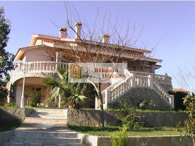 Chalet en venta en Picassent, con 9 dormitorios, 3 baños, aseo, plaza de garaje, trastero, 4 terrazas y terreno