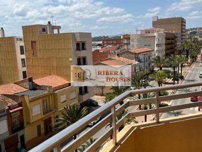 Piso en venta en Alginet, con 3 dormitorios, 2 baños y balcón