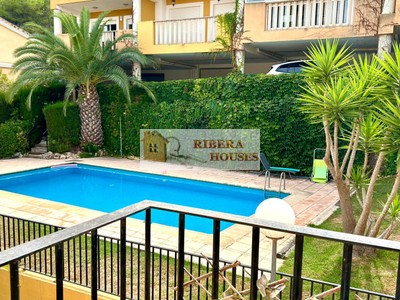 Adosado en venta en Chiva, con 4 dormitorios, 4 baños, plaza de garaje, trastero, 2 terrazas y terreno