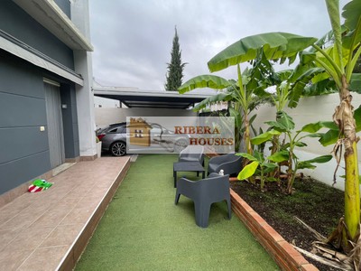 Chalet en venta en Montserrat, con 3 dormitorios, 2 baños, plaza de garaje, trastero, 2 terrazas y terreno