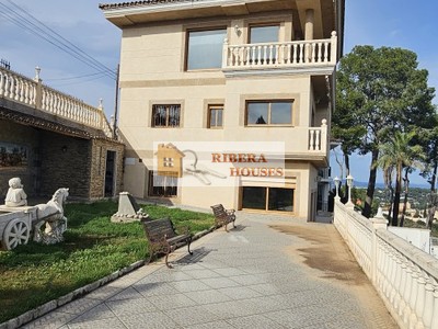 Chalet en venta en Torrente, con 4 dormitorios, 3 baños, aseo, trastero, 2 balcones, 4 terrazas y terreno