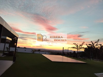 Chalet en venta en Catadau, con 3 dormitorios, 2 baños, plaza de garaje, trastero, terraza y terreno