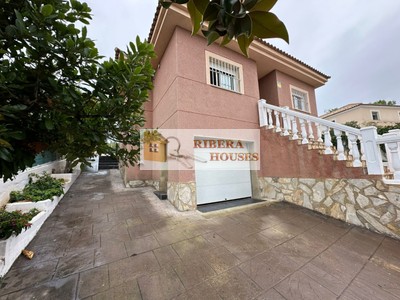 Chalet en venta en Montroy, con 4 dormitorios, 2 baños, aseo, plaza de garaje, trastero, terraza y terreno