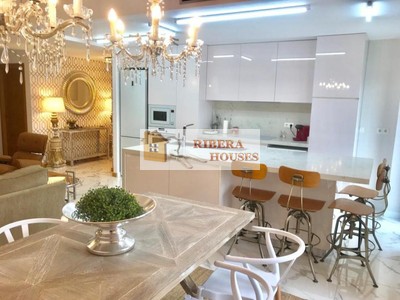 Piso en venta en Torrente, con 3 dormitorios, 2 baños, plaza de garaje, trastero y balcón