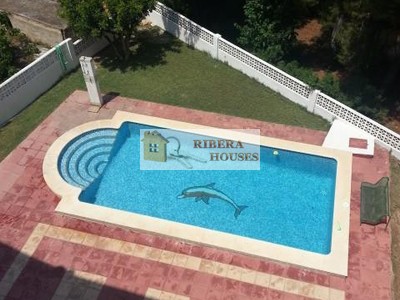 Piso en venta en Chiva, con 3 dormitorios, baño, plaza de garaje, trastero y balcón