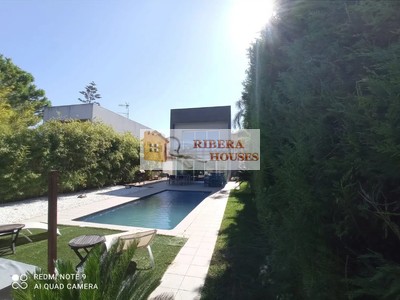 Chalet en venta en Chiva, con 3 dormitorios, 3 baños, plaza de garaje, trastero, balcón, terraza y terreno