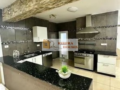 Piso en venta en Alginet, con 3 dormitorios, 2 baños, plaza de garaje y terraza