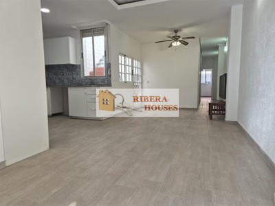 Casa en venta en Aldaia, con 3 dormitorios, baño, trastero y terraza