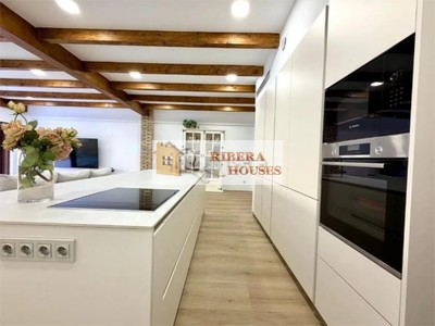 Adosado en venta en Aldaia, con 4 dormitorios, 3 baños, plaza de garaje y 2 terrazas