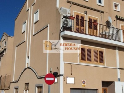 Adosado en venta en Alcasser, con 3 dormitorios, 2 baños, plaza de garaje, trastero, balcón y terraza