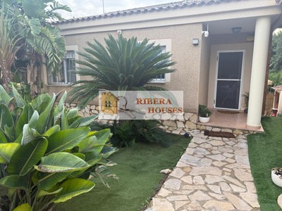 Chalet en venta en Montroy, con 3 dormitorios, 2 baños, plaza de garaje, trastero, balcón, 2 terrazas y terreno