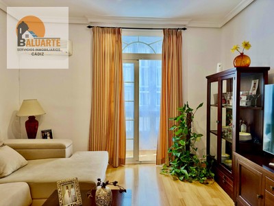 Piso en venta en Cádiz, Centro, con 4 dormitorios, 2 baños, trastero y 2 balcones