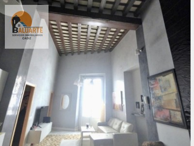 Piso en venta en Cádiz, Centro, con 2 dormitorios, baño y 2 balcones