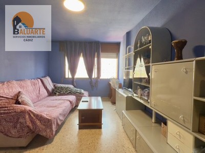 Piso en venta en Cádiz, con 3 dormitorios y 2 baños