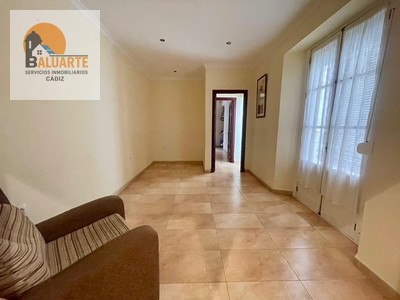 Piso en venta en Cádiz, Centro, con 2 dormitorios, baño, trastero y 2 balcones