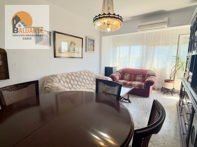 Piso en venta en Cádiz, con 4 dormitorios, 2 baños, trastero y terraza