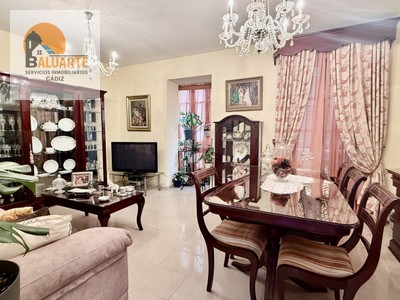 Piso en venta en Cádiz, Centro, con 3 dormitorios, baño, trastero y 2 balcones