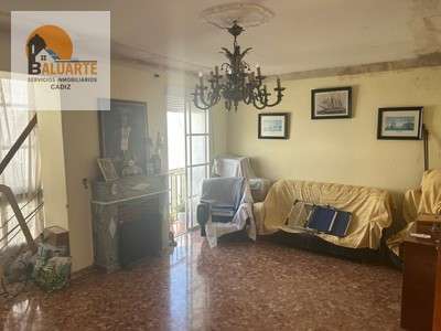 Piso en venta en Cádiz, con 6 dormitorios y 2 baños