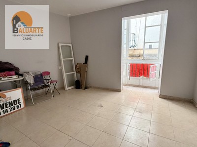 Piso en venta en Cádiz, con 2 dormitorios, baño y balcón