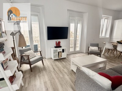 Piso en venta en Cádiz, con 3 dormitorios, baño, aseo y terraza