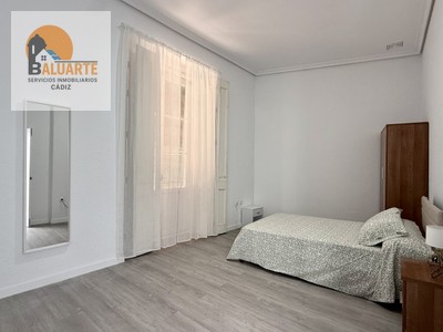 Piso en alquiler temporal en Cádiz, Centro, con 4 dormitorios, baño, aseo y 3 balcones