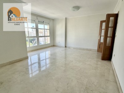 Piso en alquiler en Varela, Avenida, con 3 dormitorios, 2 baños y plaza de garaje