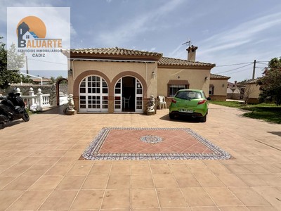 Casa en venta en Chiclana, con 4 dormitorios, 3 baños, plaza de garaje y trastero