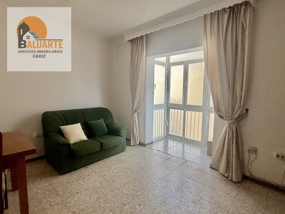 Piso en venta en Cádiz, La Viña, con 3 dormitorios, baño y balcón